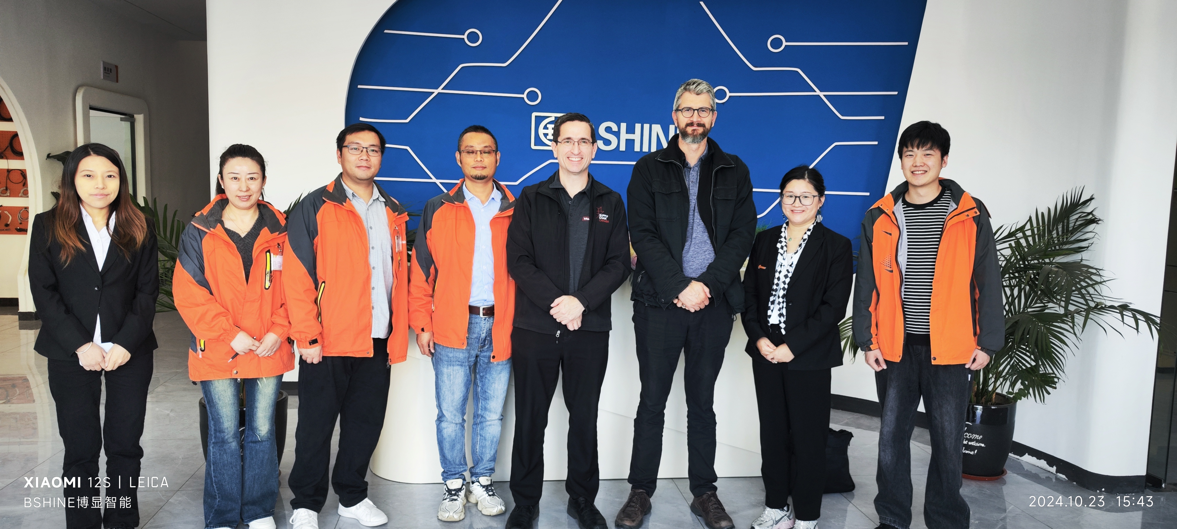 Un cliente canadiense visita la fábrica Bshine de Anhui para analizar la I+D del diseño de productos y los estudios de viabilidad